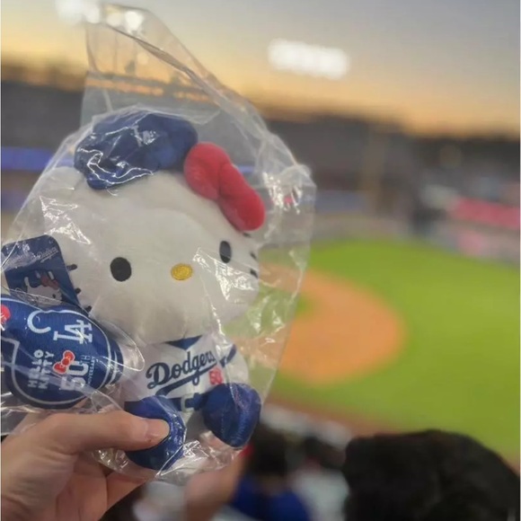 Los Angeles Dodgers Hello Kitty plush 50th Anniversary Plush SGA 8/19/24 - Picture 4 of 6